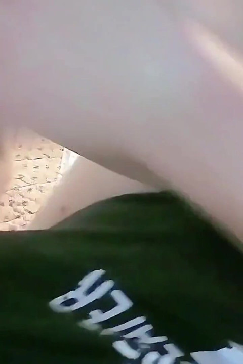 Milf zuigt pik van echtgenoot na een lange dag werken