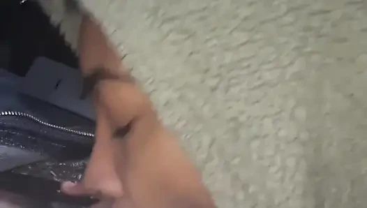 Миниатюрная чернокожая тинка делает минет в машине