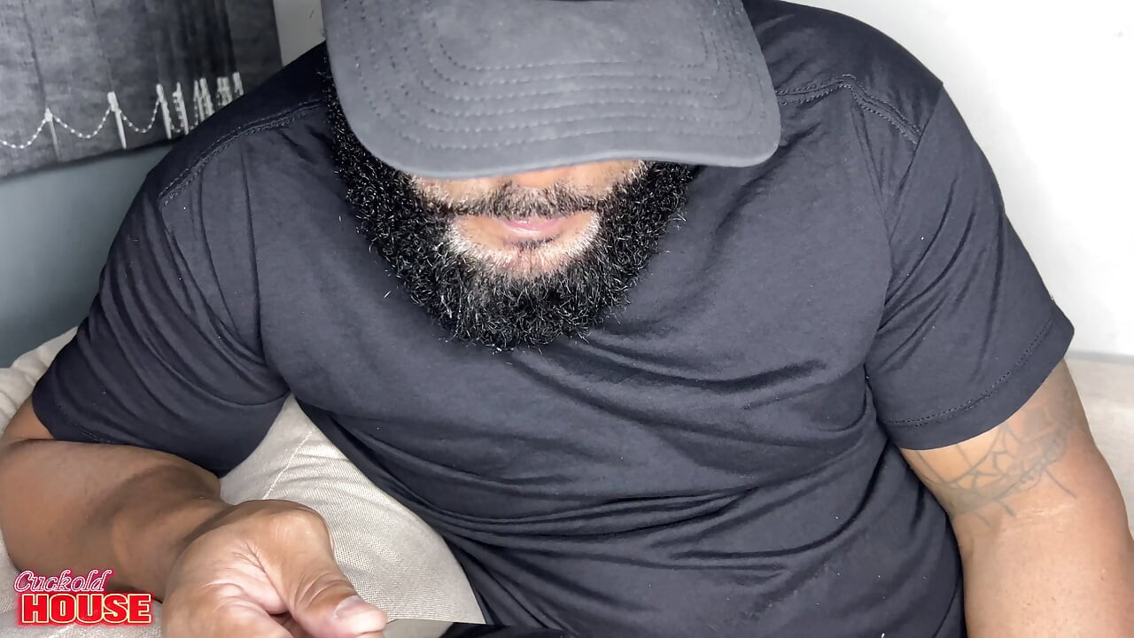 Corno marido assistindo sua jovem esposa fazendo sexo com um amigo dele com um pau grosso