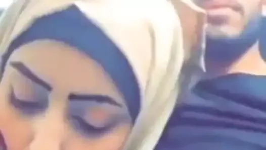 Девушка в хиджабе делает минет