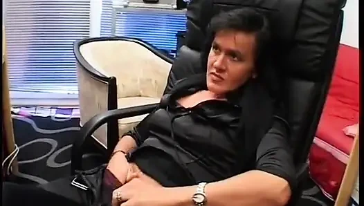 Pov sekretaris rambut cokelat dientot