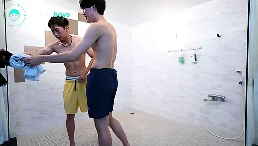 Massaggio sexy con olio corpo a corpo