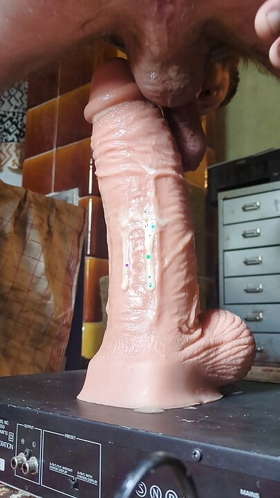 Il baise un énorme gode de 9 cm d’épaisseur et un trou du cul béant