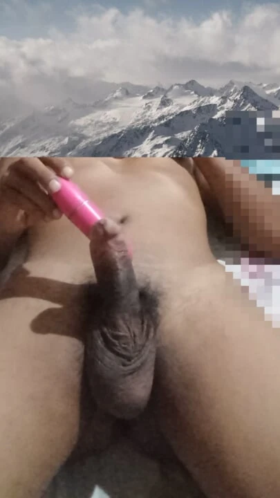 Susu malis evde tek başına vibratörle penis masajı yapıyor