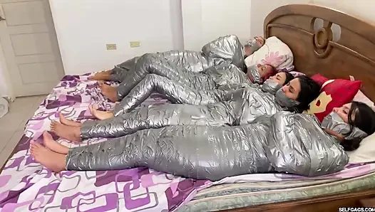 5 mumifizierte mädchen kämpfen komplett eingewickelt und geknebelt!