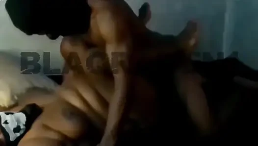 Ejass sert sikiliyor ve keskin inleyerek çığlık atıyor