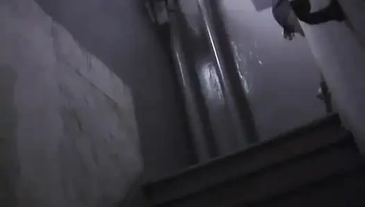 Heiße schwarze hure bekommt ihren mund mit klebeband gefesselt und wird an stuhl gefesselt