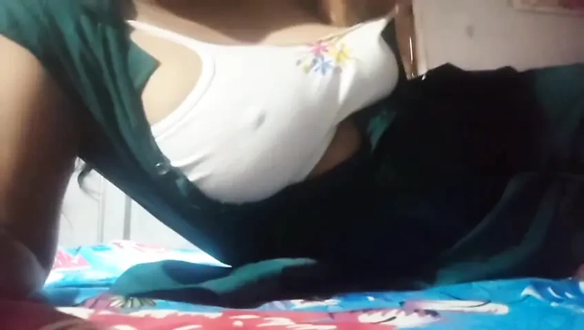 村里的年轻嫂子用假阳具按摩阴户，展示大阴户