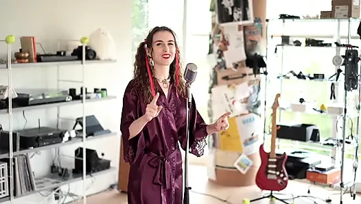 Öğretmenin evcil hayvanı, bir asi videosu