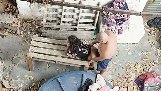 Arka bahçede eski broşla sıcak seks