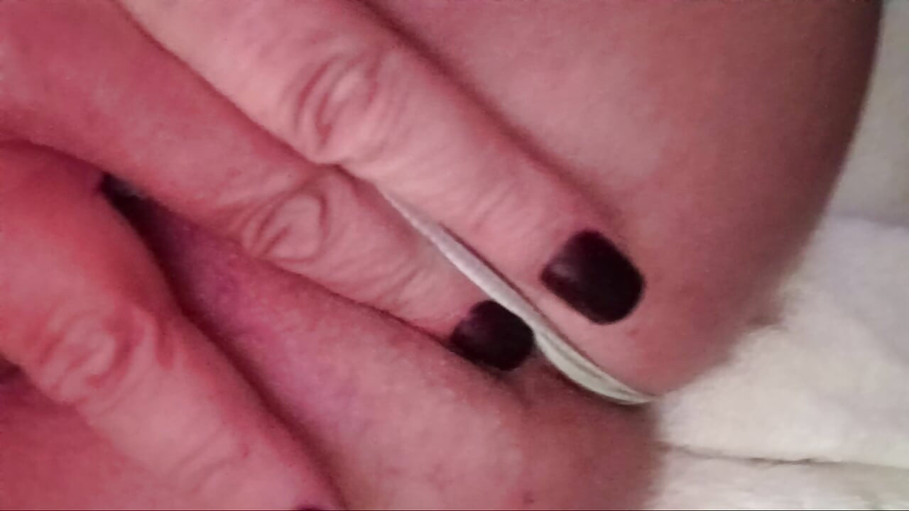 Brincando com minha bunda apertada