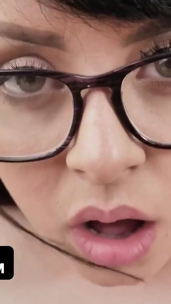 "Daha 18 yaşına girdi ve ilk porno videosunu çekiyor - teamskeet"