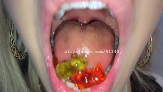 Fetiche de la boca - vyxen comiendo ositos de goma, video 3