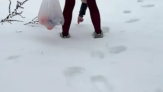 Киска на снегу