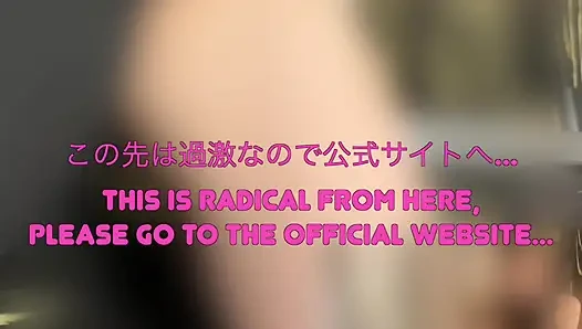 Dia membuat masokis suka stoking menjilati kakinya dan memberinya footjob dengan stoking.