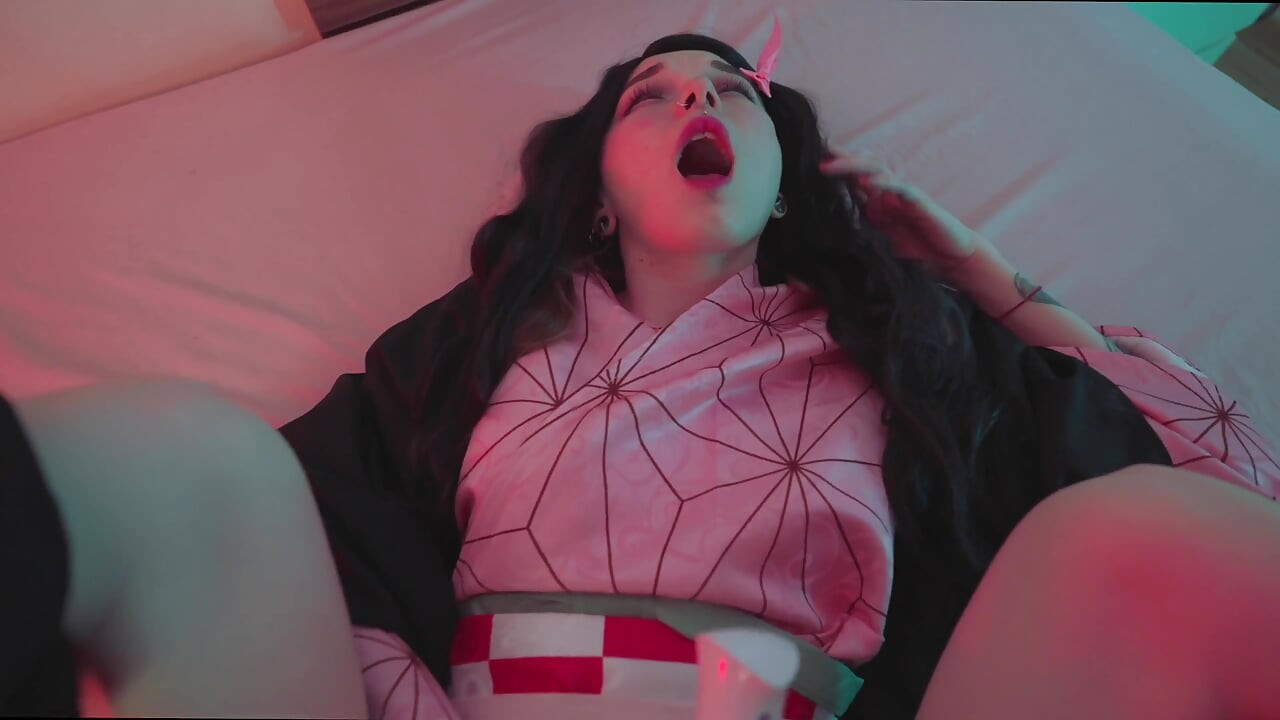 A Nezuko traviesa le encanta recibir polla en su anal apretado - Karneli Bandi