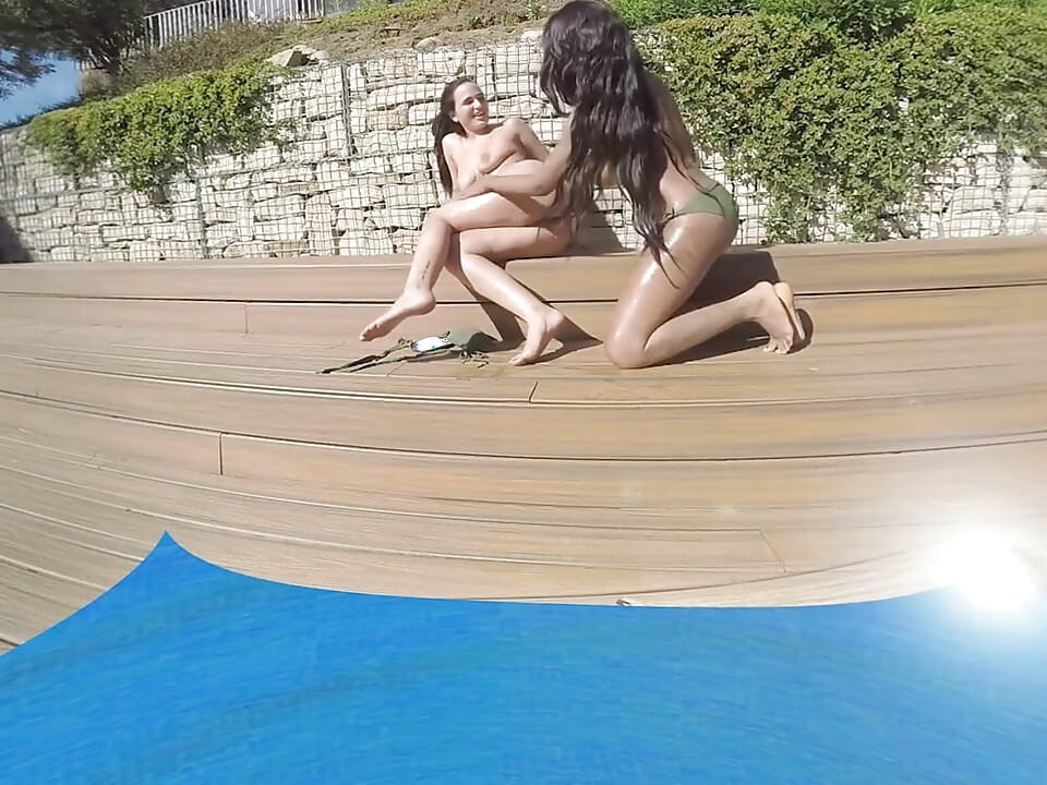 Amigos calientes bajo el sol Dos amigos tomando el sol en una hermosa terraza con piscina