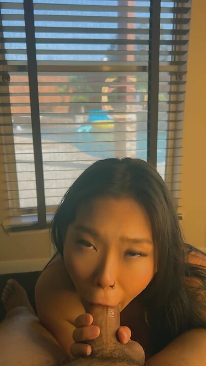 Fată asiatică sexy care face laba și ia muie cu o ejaculare uriașă