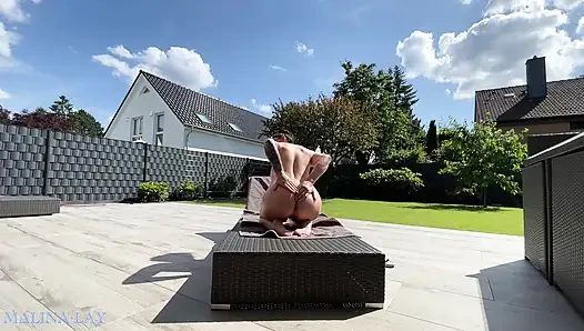 Heiße Milf verwöhnt ihren sexy Körper auf der Terrasse und ölt sich  ein