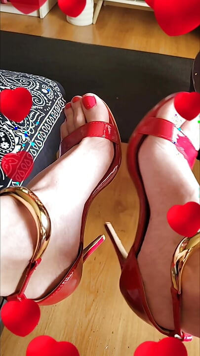 Transvestite Student Slut, Shows Her Pussy and Red Heels👠