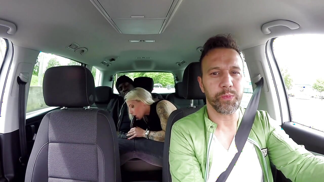 Fantastisk tatoveret blondine kneppet udendørs af en stor sort pik