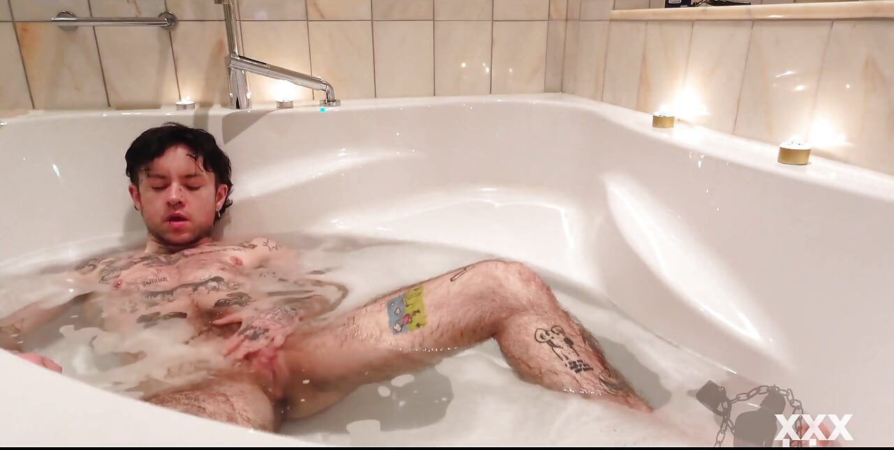 Tatuada Ftm no Banho! Buceta rosa xxx pula, deixa você assistir