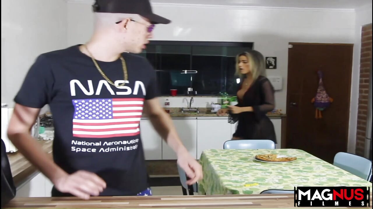 בוגדת בבעלה הקוקולד עם פרופסור מהאקדמיה.