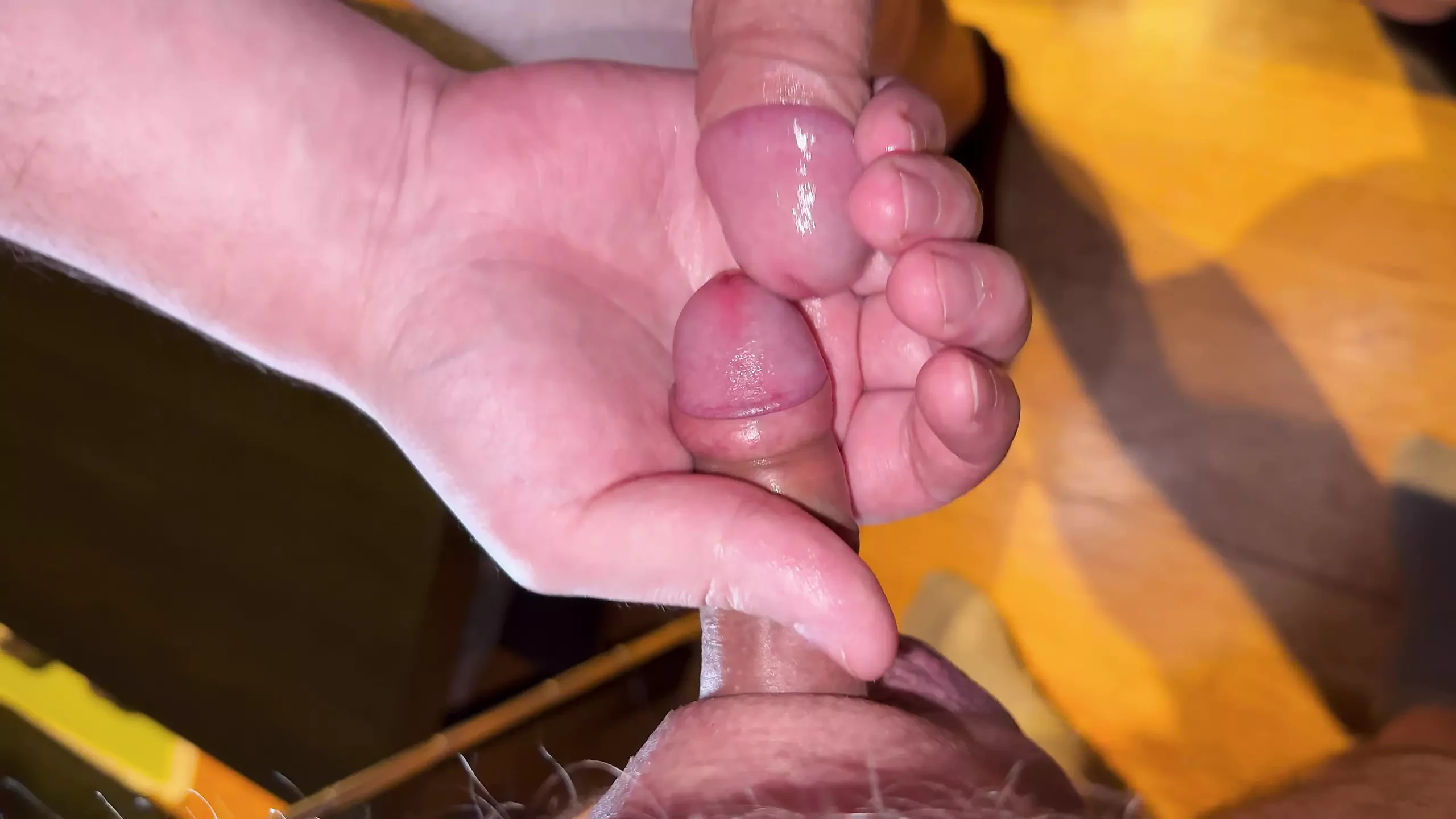 Twee onbesneden pikken spelen samen - voorhuid tegen voorhuid, eikel tegen eikel