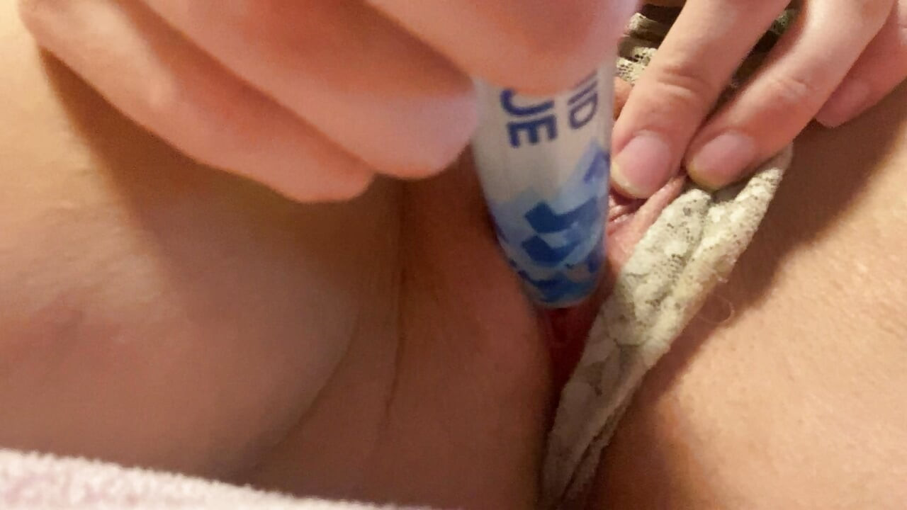 Futai cu băț de lipici în timp ce chiloții sunt porniti