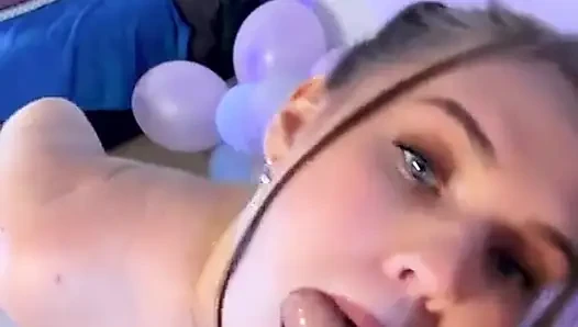 Omg! Aku suka banget nyepong kontol besarnya