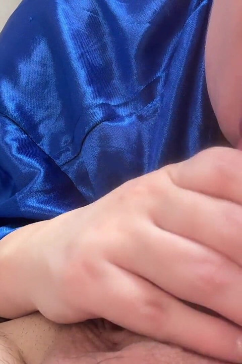 小さな口が大きなペニスを激しく深く吸う