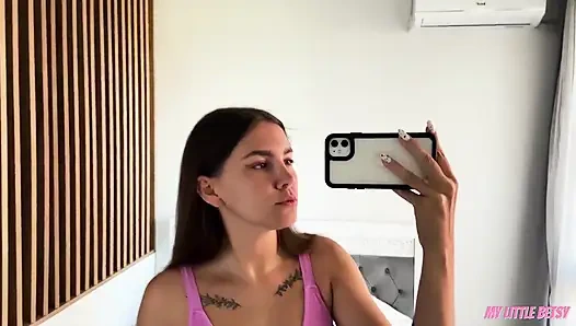 Сосед перестает смотреть на меня, просто трахни мою мокрую киску и кончи на это