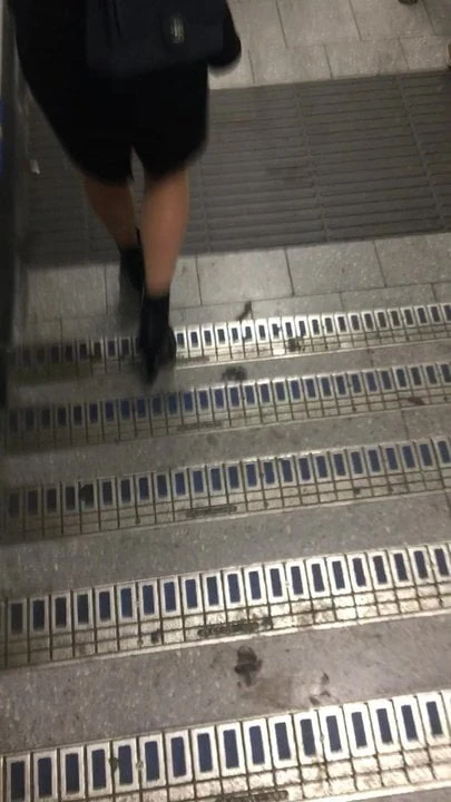 Сексуальная девушка в метро