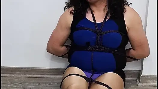 Mavi elbiseli bağlı