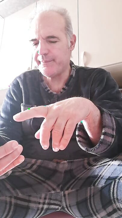 Dlouhá neděle, kdy jsem si honil penis a močil do prázdné plastové lahve