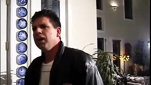 Сосущая член шлюшка принимает два хуя в киску и задница, затем получает камшот на лицо