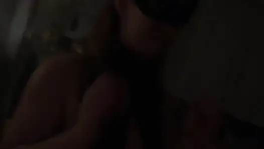 MILF mit verbundenen augen in einem Minikleid sehnt sich nach einem schwanz, um unersättlichen Hunger zu befriedigen