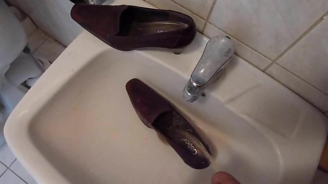 Piss in wifes redish shoe