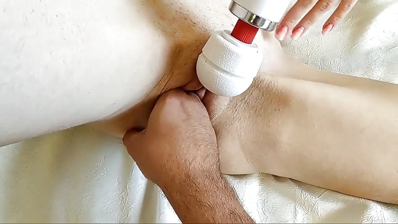 Geile sexy vrouw probeert de eerste keer te vuistneuken met een perfect strak poesje
