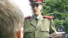 O gagică germană sexy din armată are nevoie de spermă în gura ei