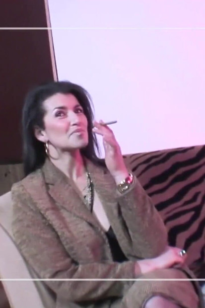 Brunetka MILF Georgina Smith to bere do zadku od Ben Dover & přátel