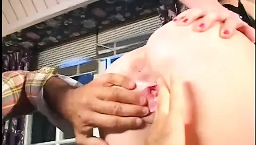Şehvetli sarışın bebek kanepede yaşlı adamdan sert sikiliyor