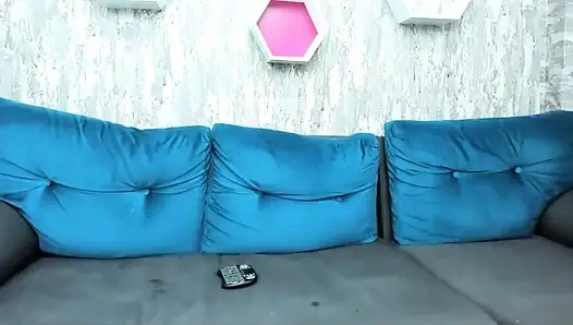 Aku lagi asik masturbasi pakai mainan seks favoritku sampai muncrat