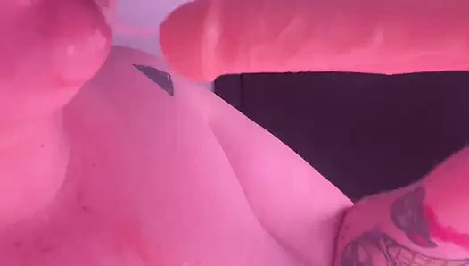 Dağınık iri güzel kadın dildoda öğürüyor