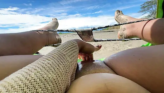 İzlenirken sahilde kendime dokunarak orgazm olmayı seviyorum