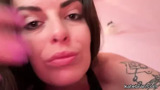 Виртуальный секс в видео от первого лица - домина-брюнетка-мамочка скачет на тебе жестко и говорит вам, когда кончить