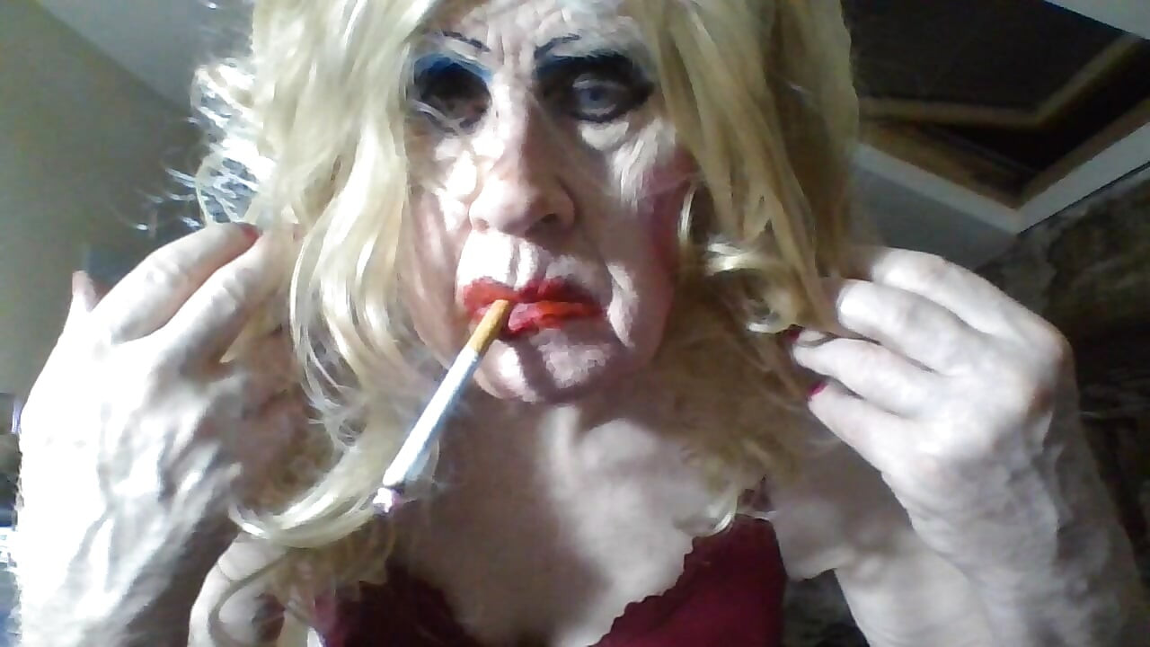 Shitcunt Sarah Fuckpig Cumdump orospu trannie'sini aşağılıyor, hayranlarına mastürbasyon yapmalarını için poz veriyor