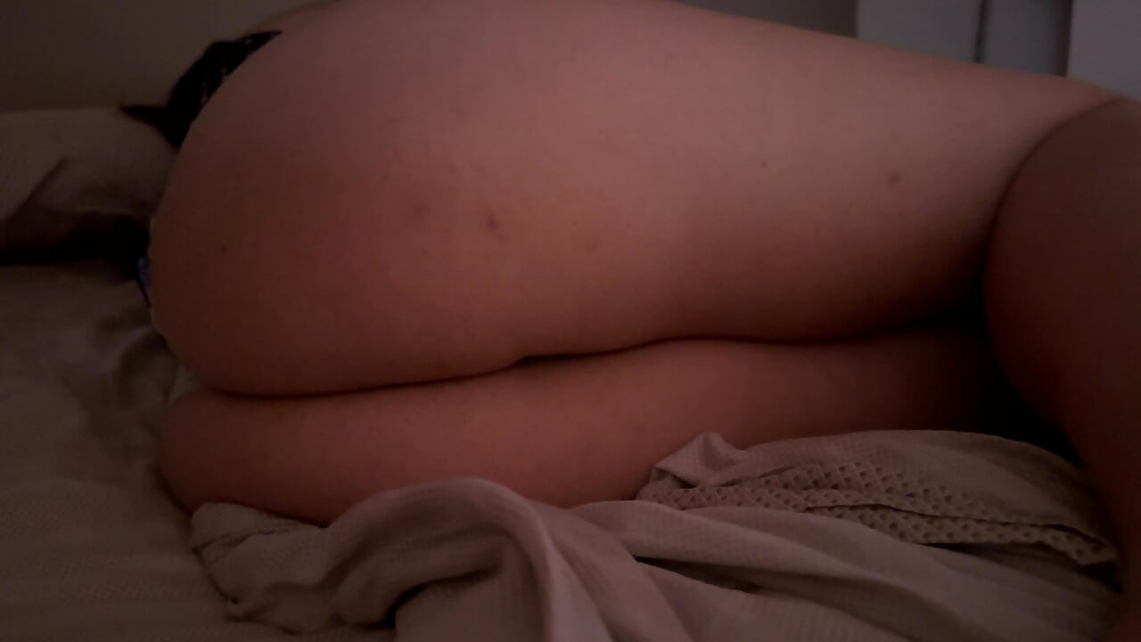 Ass relax on the bad