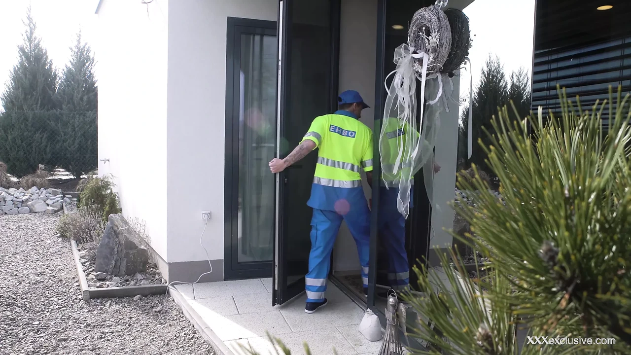 Xxxexclusive - 丰满的Nicole Vice吮吸护理学徒