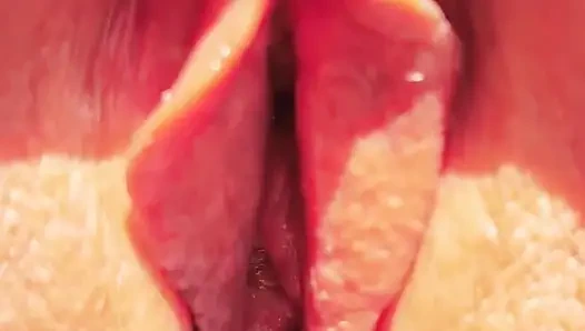 Azgın olgun süper yakın çekim geniş açık amcığını gösteriyor.